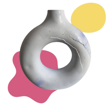 Load image into Gallery viewer, Donut Vase - Seka Home

